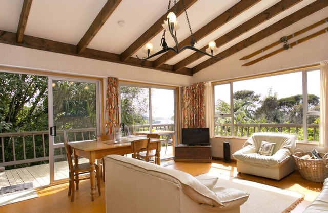 PUKAWA VIEWS - PUKAWA BAY BACH, family friendly in Pukawa Bay