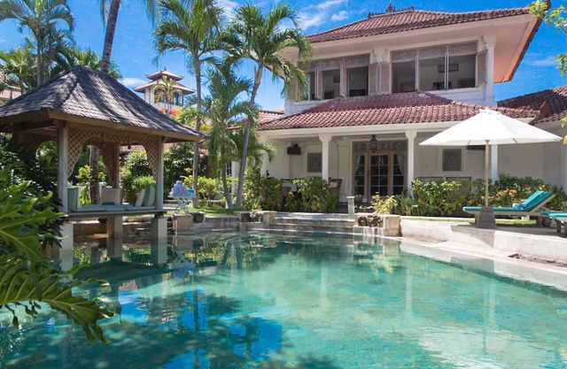 Puri Dana - 5BR Colonial Villa (Ku De Ta Beach)