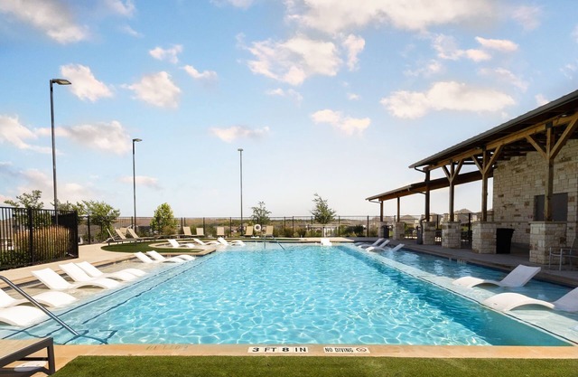 Purple Prairie Retreat Pool, Patio, & BBQ 20 min to ACL