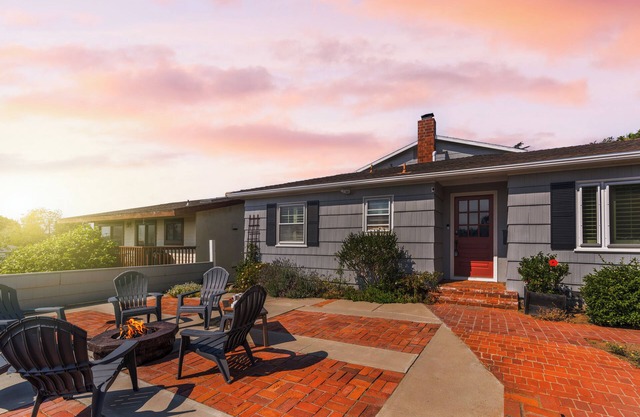 Putting Green, Firepit + Game Room & Outdoor Dining Near Beaches | Zola Street