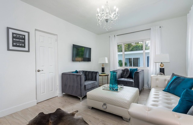 Quaint 1/1 Villa with HEATED Pool-BEST LOCATION- walk to everything!