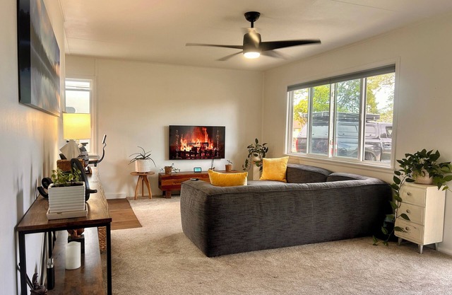 Quaint and Cozy Adventure Bungalow Retreat in Colorado Springs