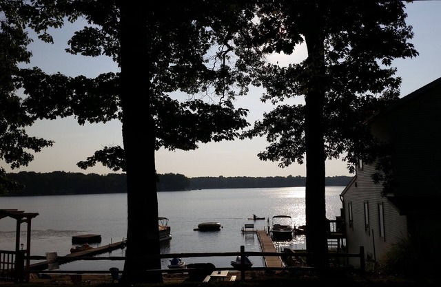 Quaint and Roomy Cottage On Beautiful Dewey Lake!!