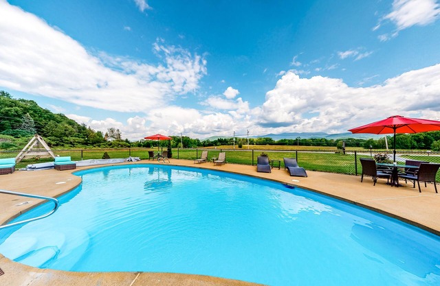 Quaint cabin with views, WiFi, gas grill, pool, tennis & firepit