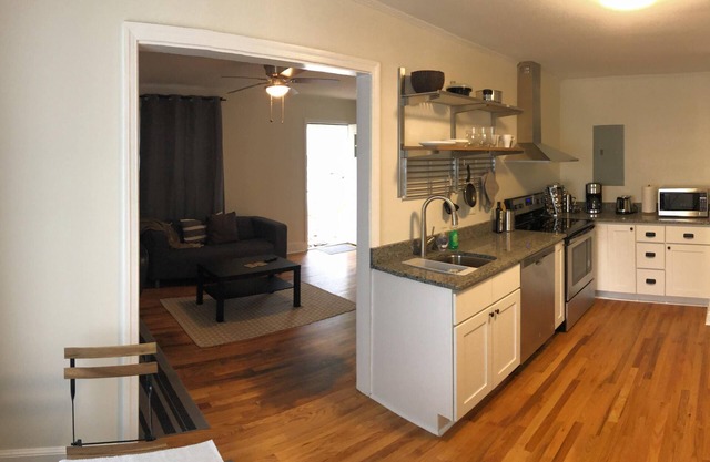 Quaint Cottage Minutes From Downtown. Fiber internet, off-street parking!