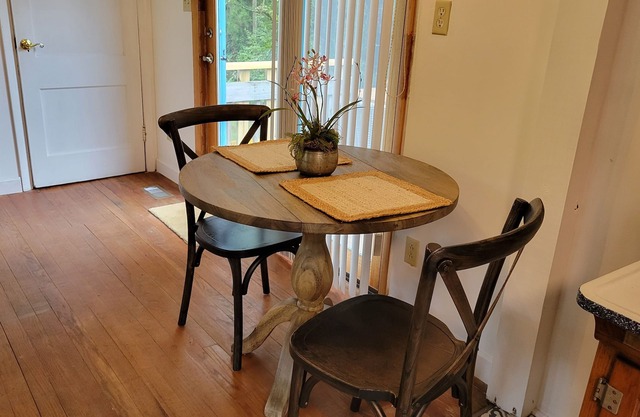 Quaint farm cottage minutes from Downtown Asheville and Black Mountain.