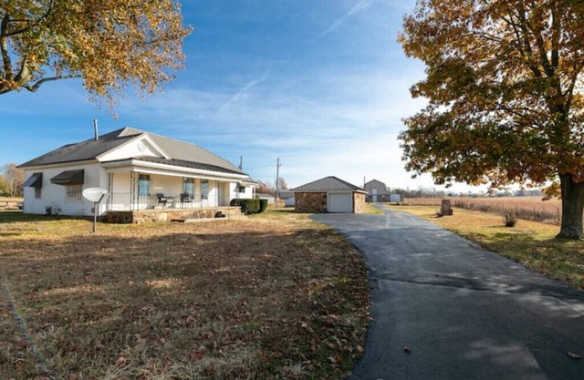 Quaint farmhouse near airport/BBAllison Sports Town