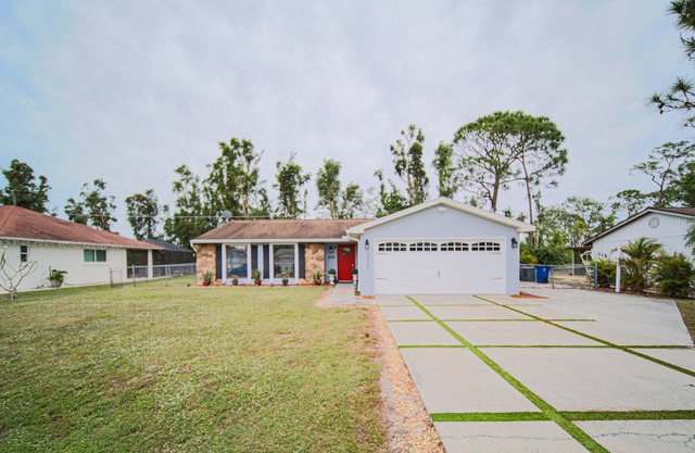 Quaint home near shopping, the airport and a park!