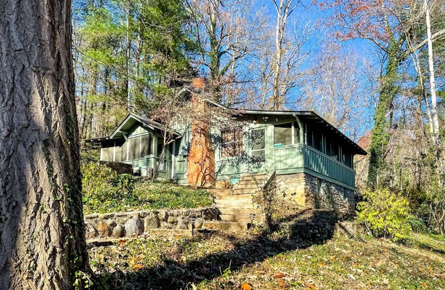 Quaint mountain cabin with porch, washer/dryer, and free WiFi