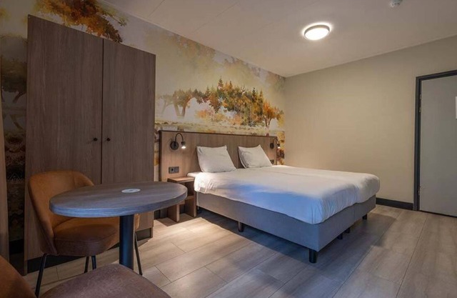 Quaint Room in the Woods w/Terrace Overlooking Forest – Romantic Spot