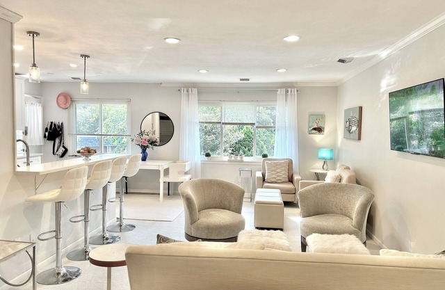 Quaint Southport 1BR/1BTH Incl. utilities Rent Up to 10 months