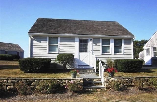 Quaint Wellfleeter Cottage on Mayo Beach with 400 feet of private beach