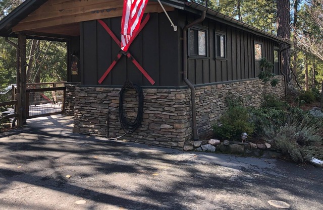 Quality, clean & cozy cabin in the heart of Twain Harte, Perfect for 2!