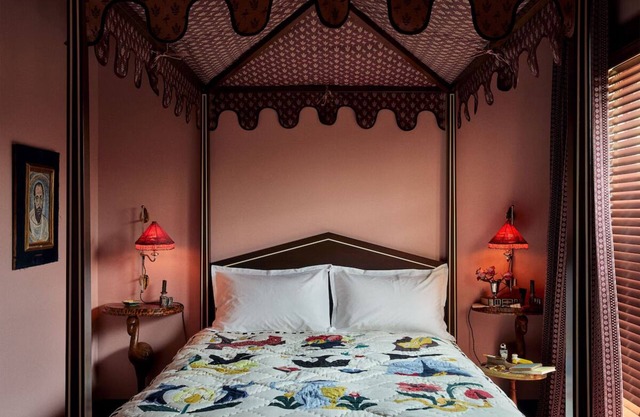 Queen Comfort at Ulysses Hotel: Charming Decor & Steps from Cultural Gems