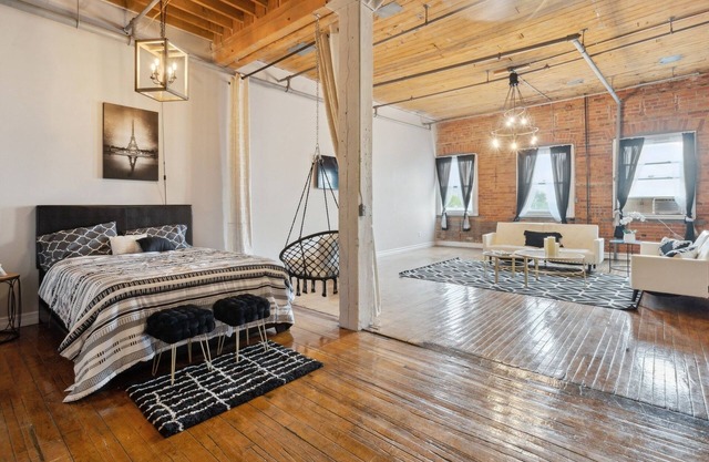 Queen G Investments (1-Bedroom Apartment) - Pets Allowed by RedAwning