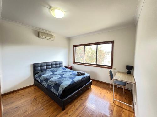 Queen Room in Spacious Double Story House - L7