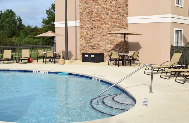 Queen Studio Near the Boardwalk | Free Hot Breakfast + Pool Access