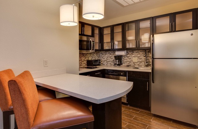 Queen Studio Suite Near ATL | Free Breakfast + 24h Business Center!