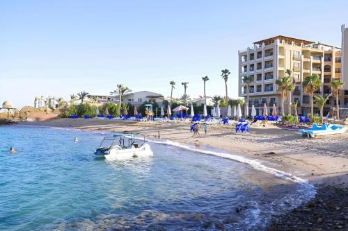 Queen T Juliana Beach Resort