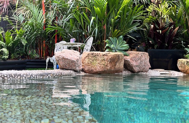 Queenslander apartment with plenty of space and very tropical.Sleeps six people.