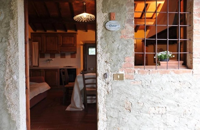 QUERCIA apt with 3 bedrooms and 2 bathrooms in Tuscan countryside