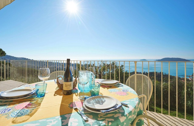 Quercia: Private Med park, Seaview, Pool, Tennis, 2 BDR, AC, Garage in Lerici!