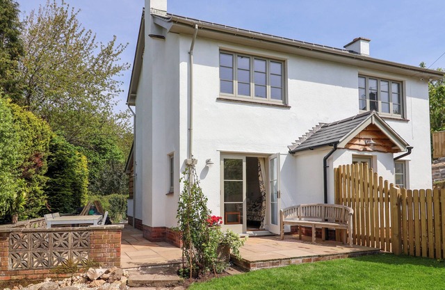 QUESTANT LODGE, pet friendly, country holiday cottage in Sidmouth