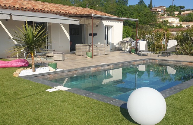 Quiet 4-bedroom villa 140m2. Pool + Garden 3000m2