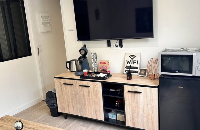 Quiet accommodation facing the forest 10 min from Orly airport near Paris