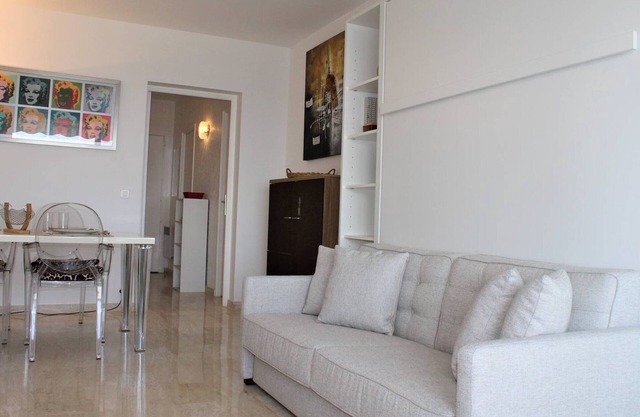 Quiet, air-conditioned, well-equipped studio with sea view terrace - Sleeps 2