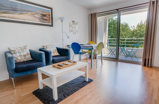 Quiet and comfortable beachfront apartment - Private parking