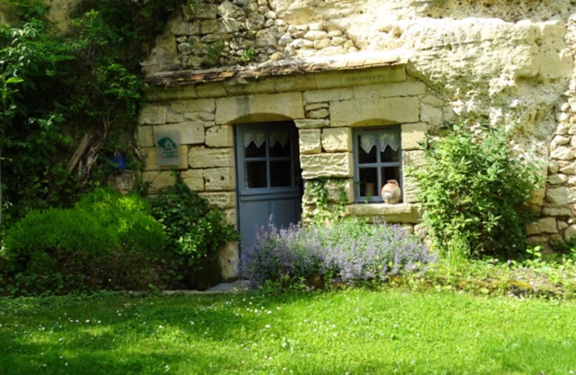 Quiet and green 3-star cave lodging