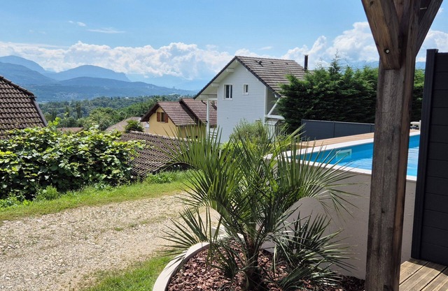 Quiet apartment with panoramic lake & mountain views!