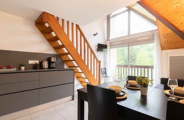 Quiet apartment near center and slopes, south balcony, free shuttle