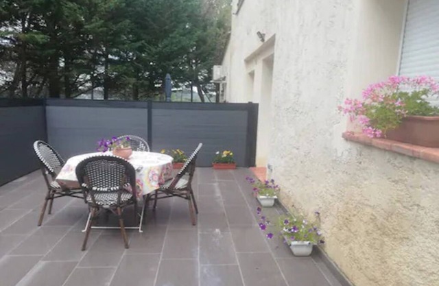 Quiet apartment with terrace in the Provencal countryside