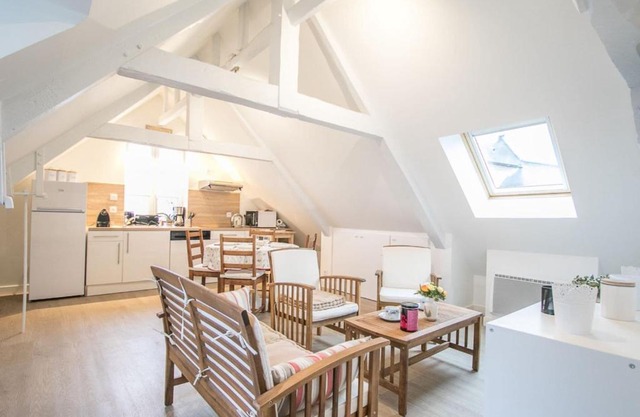 Quiet apartment in Bayeux 9km from beach