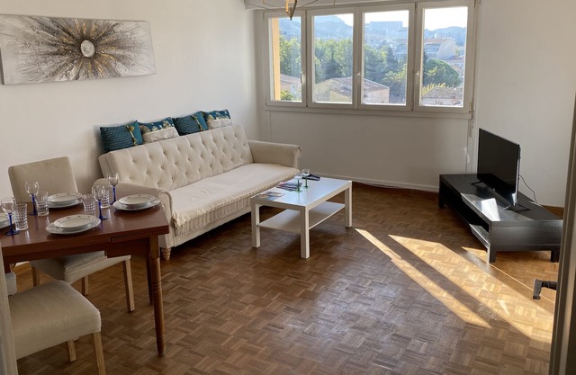 Quiet apartment with mountain view near beach /Stade vélodrome