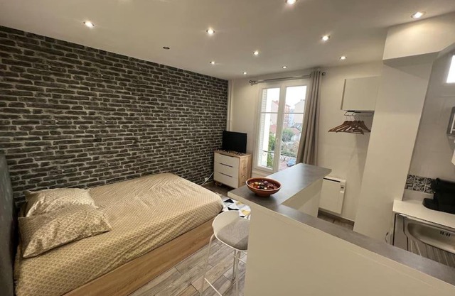 Quiet & bright studio 15min away from Paris