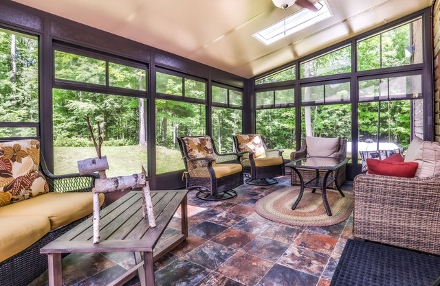 Quiet cabin with fireplace, lanai, central AC, washer/dryer, WiFi, & Netflix