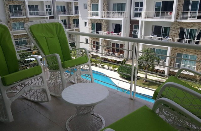 Quiet central condo with large pool and garden, BBQ/WiFI/TV, Top-floor