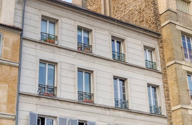 Quiet central location 5 minutes from the Château