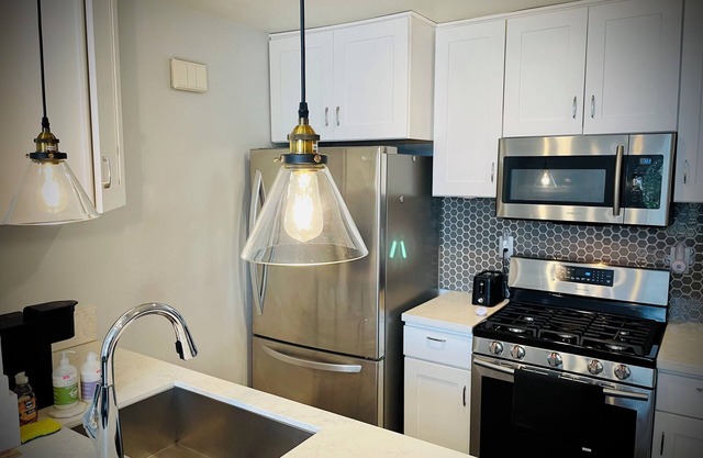 Quiet & Cozy place by Lake. Great for pets!