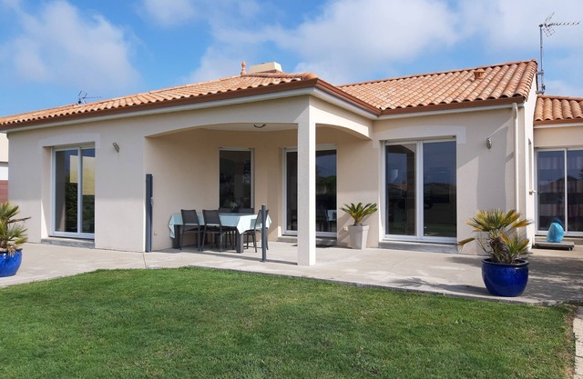 Quiet, comfortable house - Large open spaces - Close to shops and the sea