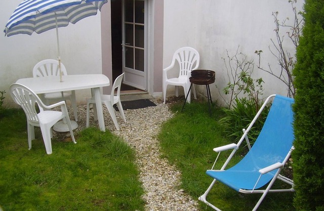 Quiet Cottage: Walk to Coastal Path, Beach & Town, WiFi, Terrace, Pet-Friendly
