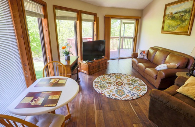 Quiet country atmosphere, 1/8 mi., major gro. store, Outlets, 5.3mi. downtown As
