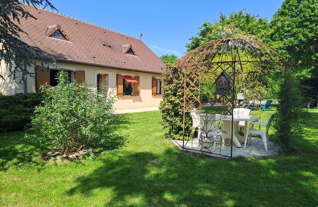 Quiet country house - 3 bedrooms, enclosed garden, WiFi