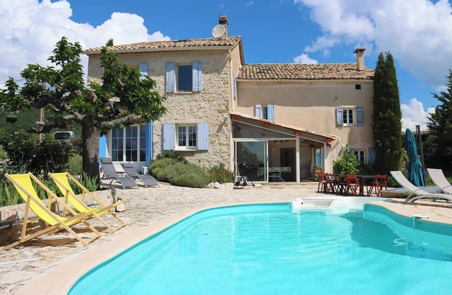 Quiet country house for 12 people with private pool