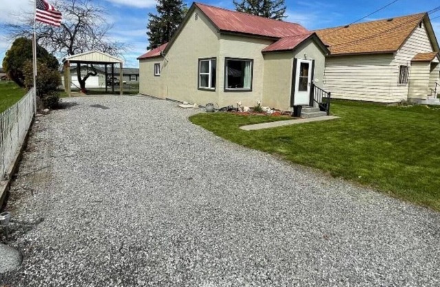 Quiet Country living but close to Lake Chelan, wineries, Columbia River, fishing