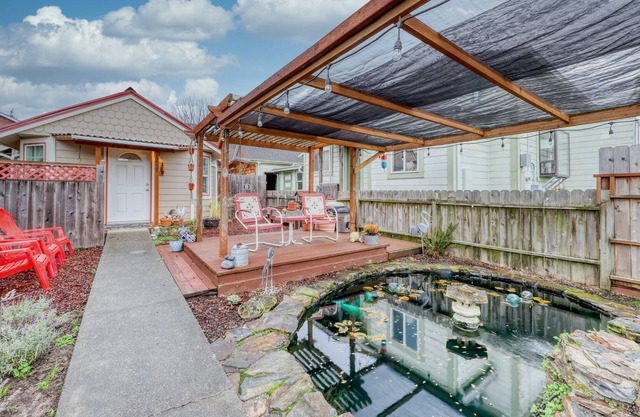 Quiet, cozy cottage with a sunny deck and BBQ - Near the redwoods and beaches!