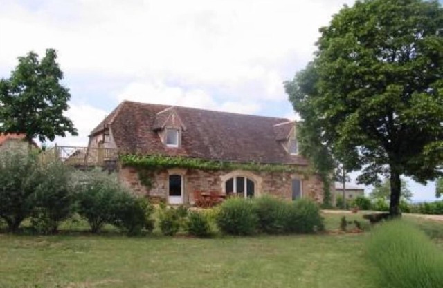 Quiet, detached house with swimming pool, close to tourist attractions.